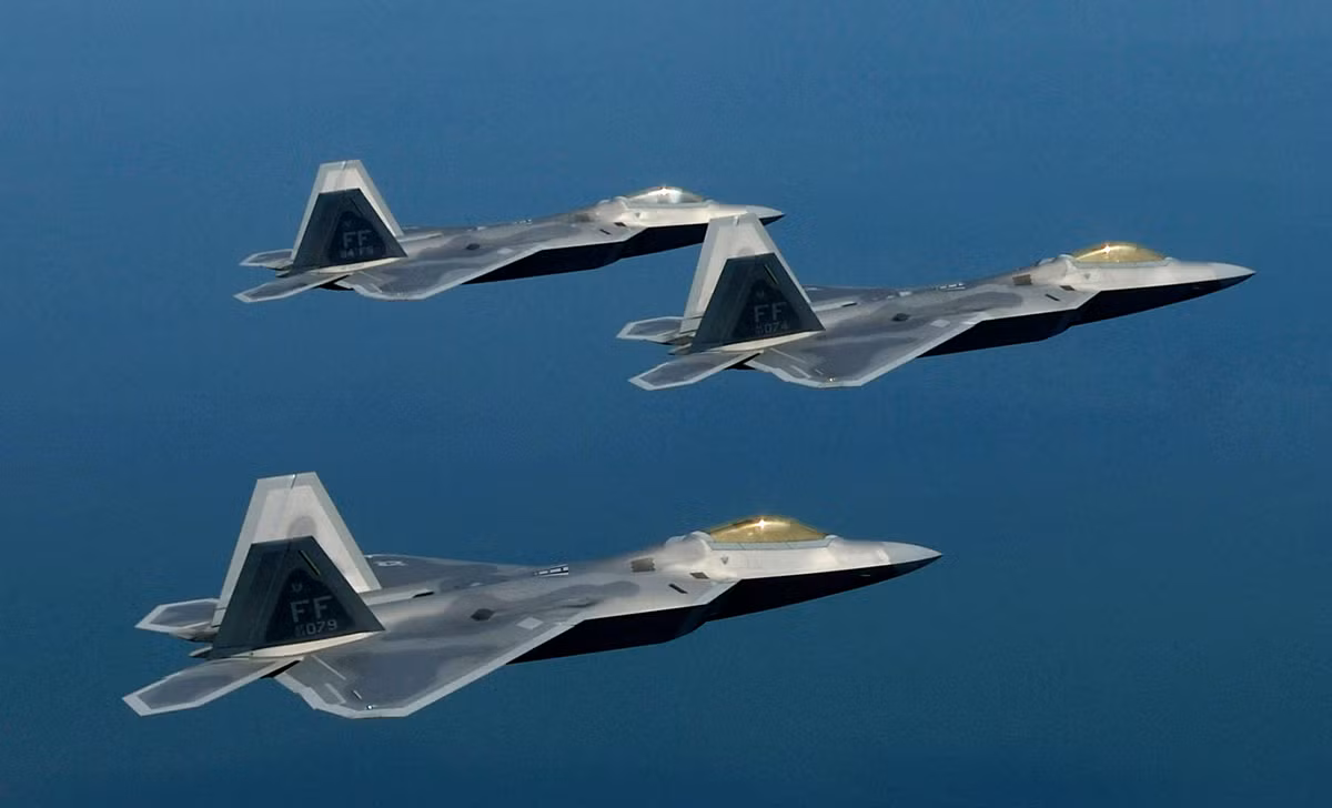 Nhưng khả năng thực của F-22 đã bị đặt dấu hỏi, điều này ảnh hưởng lớn đến việc liệu máy bay có thể tiếp tục phục vụ trong biên chế chiến đấu nữa hay không. Trên thực tế, F-22 ngay từ đầu đã gặp nhiều vấn đề khác nhau và yêu cầu bảo dưỡng rất cao, dẫn đến tỷ lệ sẵn sàng chiến đấu của máy bay này là thấp.