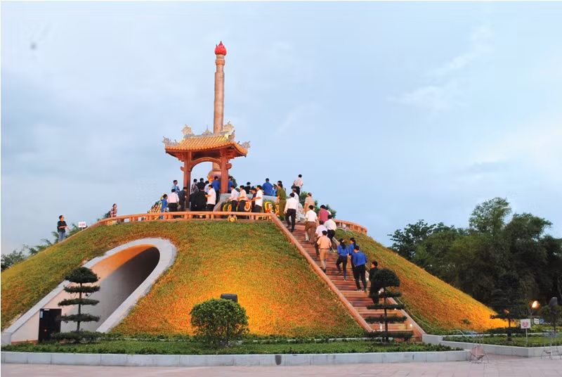 Ngày nay tại trung tâm di tích người ta xây đài tưởng niệm hình thành ngôi mộ chung cho hàng ngàn chiến sĩ đã ngã xuống trong những ngày đêm khốc liệt nhưng cũng đầy hào hùng, bi tráng này. Nguồn ảnh: TL.