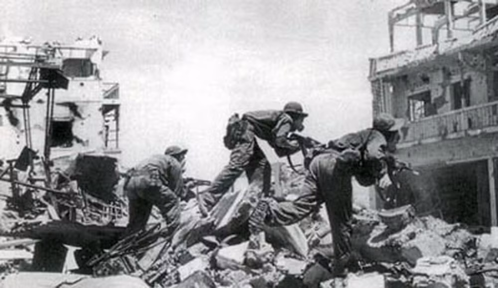 Bất chấp hỏa lực áp đảo của đối phương, quân giải phóng vẫn giữ vững trận địa, đẩy lùi nhiều đợt tiến quân của bộ binh địch, khiến Mỹ phải vò đầu bứt tai, tìm cách đối phó.