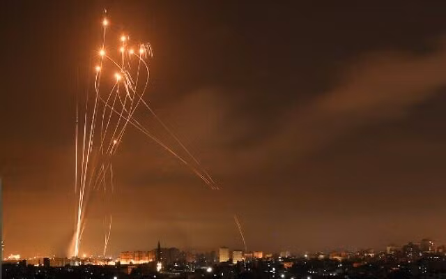 Tên lửa Hamas và tên lửa đánh chặn Iron Dome thắp sáng bầu trời đêm trên phía bắc Dải Gaza vào ngày 14 tháng 5 năm 2021.