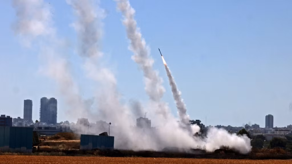 Trong khi đó, Hamas và lực lượng vũ trang Hồi giáo của Palestine đã cố gắng áp đảo hệ thống Vòm Sắt bằng chiến thuật phóng tên lửa theo loạt lớn, để gây "bão hòa" khả năng đánh chặn của hệ thống và một phần đã thành công.