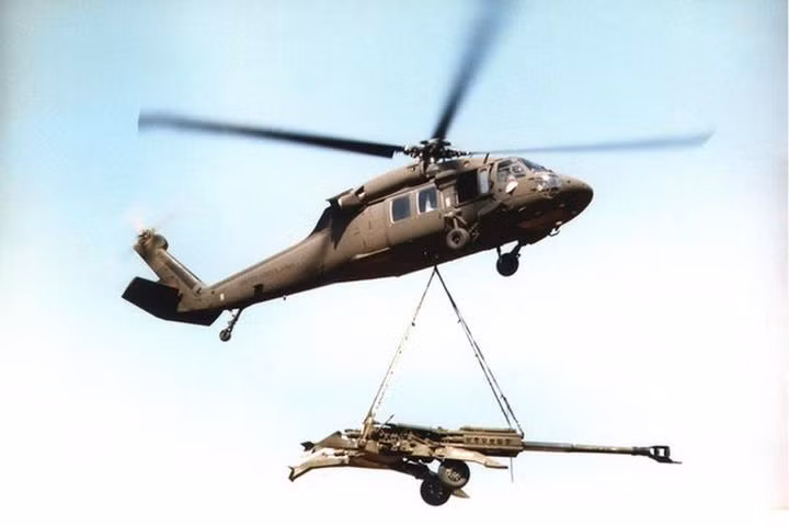 Giới hạn móc chở hàng bên ngoài đã được nâng cấp trên mẫu UH-60L, có mức nâng tối đa là 4000 kg. Khả năng chở quân bên trong vẫn không thay đổi với 11 binh sĩ; UH-60L được trang bị hai động cơ trục turbo General Electric, có công suất lớn hơn, mỗi động cơ có công suất 1.880 mã lực. Nguồn ảnh: Pinterest.