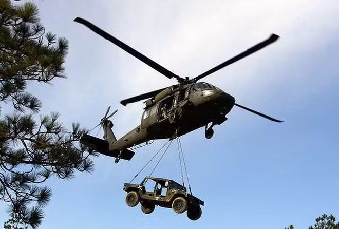 Giống với UH-1 trên chiến trường Việt Nam, UH-60A được trang bị cửa trượt phía sau và có thể khóa ở mỗi bên của khoang hàng hóa, móc chở hàng bên ngoài trực thăng có thể chịu lực tới 3.630 kg, giúp máy bay có khả năng vận tải nhiều hàng hóa.