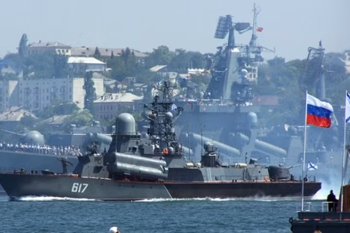 Phần lớn thiết bị cao cấp của Ukraine bao gồm một số thiết bị mới nhất do ngành công nghiệp vũ khí trong nước sản xuất đã bị bán cho nước ngoài. Việc sáp nhập Crimea cũng có tác động tàn phá đối với hải quân Ukraine, Kiev đã mất 75% nhân lực, hầu hết các căn cứ và 2/3 số tàu chiến.