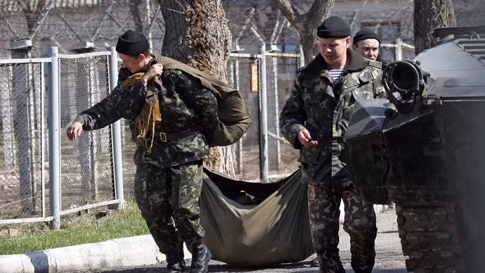 Khi giao tranh ngày càng gia tăng, Ukraine phụ thuộc rất nhiều vào dân thường để cung cấp cho binh lính tiền tuyến những thứ như thực phẩm, nhiên liệu, quần áo và thiết bị liên lạc. Các tiểu đoàn tình nguyện cũng đóng vai trò quan trọng.