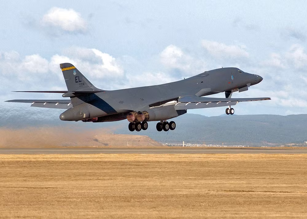 Mặc dù máy bay ném bom tàng hình B-21 Raider theo kế hoạch sẽ thay thế B-1, nhưng việc nâng cấp khung máy bay, buồng lái và hệ thống thông tin liên lạc vào năm 2015, sẽ giúp B-1 tiếp tục hoạt động trong ít nhất một thập kỷ nữa.