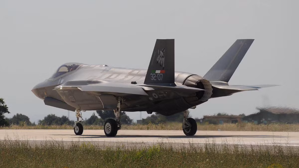 Chiếc F-35A chạm trán với tiêm kích Su-30SM, thuộc Phi đội 13 của Phi đoàn số 32, thuộc lực lượng Không quân Ý, đóng tại Căn cứ Amundola; căn cứ này F-35 đã sử dụng từ năm 2016. Đây cũng là số F-35 đầu tiên, được đưa vào trực chiến tại châu Âu.