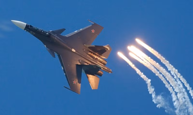 Các nhà phân tích có những ý kiến rất khác nhau về việc F-35 hay Su-30SM có nhiều lợi thế hơn trong không chiến, bởi vì hai tiêm kích này nhấn mạnh các khả năng hoàn toàn khác nhau. Tuy nhiên trong lần đầu chạm mặt, F-35 đã hoàn toàn “lép vế” trước Su-30SM của Nga. Nguồn ảnh: AirplanePic.