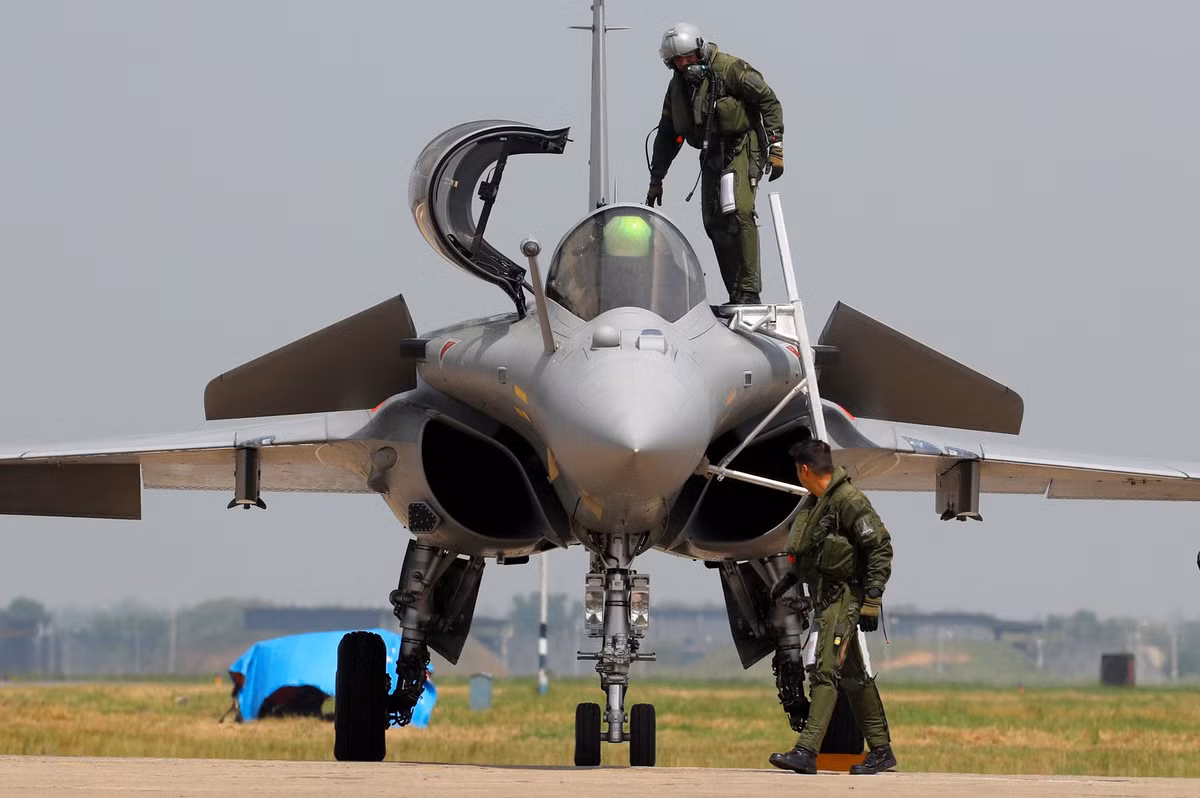 Tỏ ra tin tưởng vào số máy bay chiến đấu hiện có của IAF, một chuyên gia quốc phòng Ấn Độ, Phó Tư lệnh không quân Manmohan Bahadur cho biết, nước này đã chuẩn bị kỹ lưỡng để đối phó với bất kỳ mối đe dọa nào.