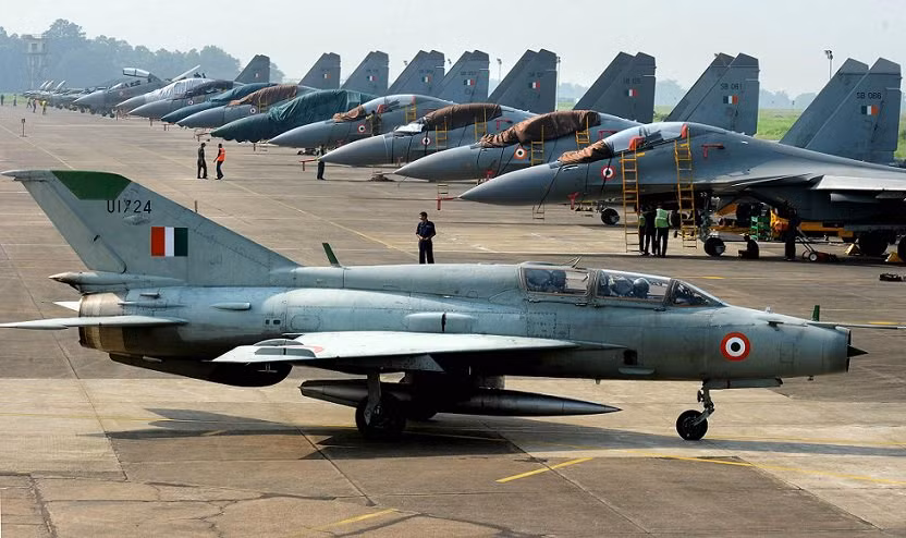 Tờ Business Standard đưa tin: Phi đội MiG-21 cuối cùng hiện sẽ loại biên vào năm 2024, điều này có thể làm vấn đề thêm phức tạp. MiG-21 có từ thời Liên Xô, được biên chế vào IAF từ những năm 1960. Dự kiến chúng sẽ loại biên vào giữa những năm 1990, nhưng sau đó đã được nâng cấp lên tiêu chuẩn Bison.