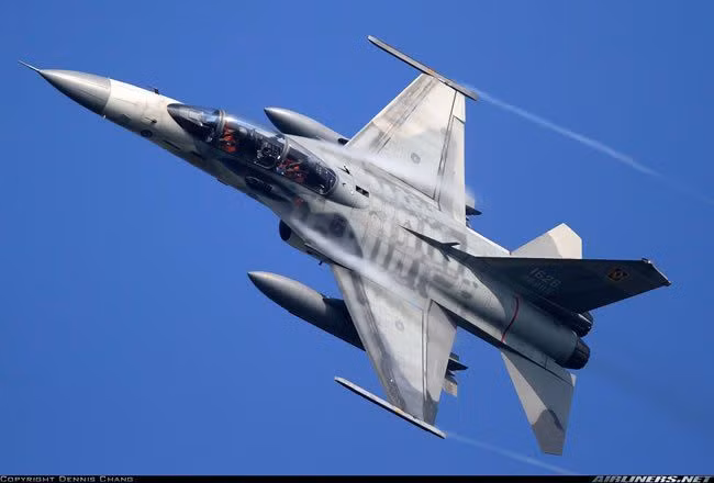 Nếu máy bay chiến đấu Kinh Quốc có thể mang 4 tên lửa Thiên Cung, các loại tiêm kích như Su-35 có thể mang 14 tên lửa. Những tên lửa trang bị trên Su-35 không chỉ có tầm bắn xa hơn, tốc độ nhanh hơn, mà các cảm biến còn tốt hơn.