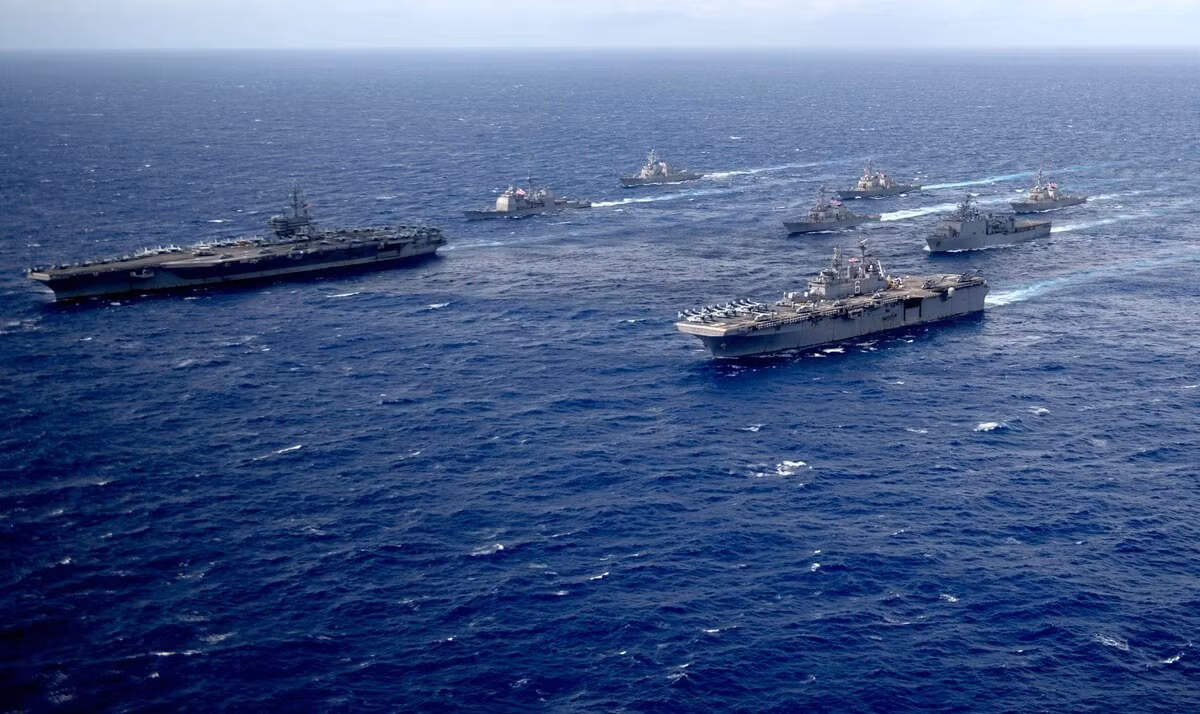 Việc phân biệt tàu sân bay với vô số tàu chiến lớn, các tàu phụ trợ và tàu buôn bằng radar tầm xa là vô cùng khó. Máy bay trinh sát và tàu ngầm có thể phát hiện và xác định được vị trí chính xác tàu sân bay; nhưng để tiếp cận gần, dẫn đường cho tên lửa là việc vô cùng khó khăn.