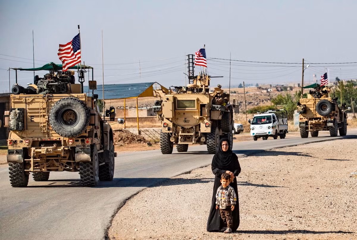 Trong một thông tin khác, có tính sát thực hơn từ Hãng thông tấn nhà nước Syria SANA, Mỹ đã gửi tên lửa phòng không vác vai tới đông bắc Syria. Hai trực thăng quân sự của Mỹ, được cho là đã hạ cánh xuống al-Shaddadi và chuyển đạn pháo và tên lửa vác vai xuống đây.