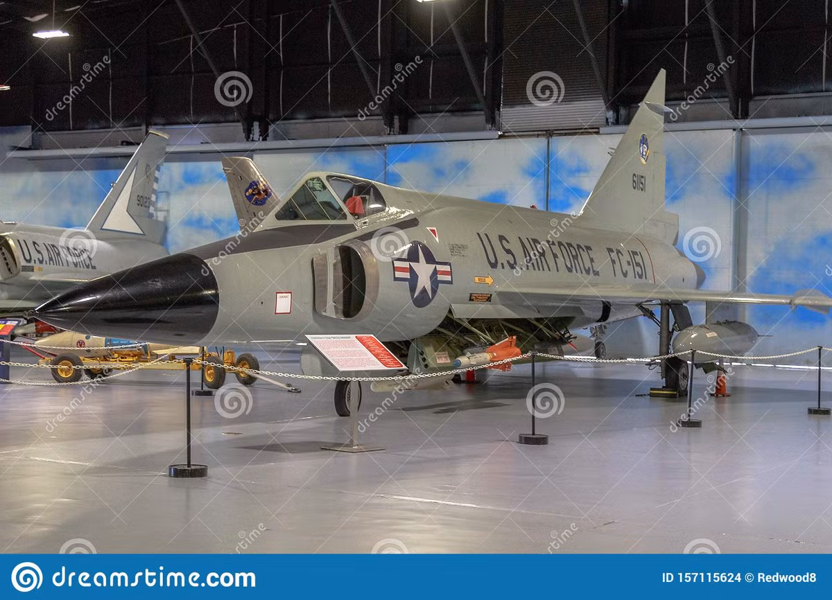 Thân máy bay có khoang chứa vũ khí, có thể bố trí tên lửa không đối không AIM-4C và tên lửa AIM-26A. Ngoài ra, cửa khoang vũ khí còn được trang bị 24 ống phóng tên lửa không điều khiển 69mm, hoặc thùng nhiên liệu bổ sung.