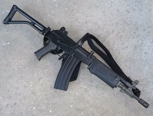 Các vũ khí cầm tay đáng chú ý khác của IWI bao gồm súng trường tiến công Galil và Tavor, cả hai đều trở thành đối thủ xuất khẩu đáng gờm theo cách riêng của họ và được nhiều quốc gia tin dùng. Ngoài ra, khẩu súng ngắn MASADA của Israel, để cạnh tranh với khẩu Glock 17 của Áo trên thị trường xuất khẩu, là điểm mới thú vị của công ty vũ khí Israel.