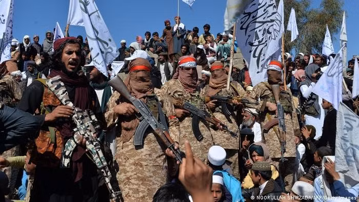Yếu tố địa lý cũng là lý do khiến NATO thất bại. Taliban không chỉ tỏ ra là một kẻ thù hùng mạnh và tháo vát, mà còn nhận được sự trợ giúp từ bên ngoài. Hầu hết các nước láng giềng của Afghanistan, có lý do để phẫn nộ và cuối cùng từ chối sự hiện diện của phương Tây trong khu vực.
