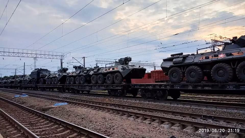 Được biết các xe bọc thép chở quân BTR-82A được đưa tới Crimea bằng đường sắt và được vận chuyển trực tiếp từ nơi sản xuất loại xe này. Hiện tại lực lượng kỹ thuật của tiểu đoàn hải quân đánh bộ 382 đang kiểm tra trước khi đưa xe vào hoạt động.