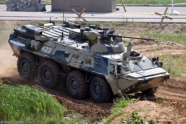 BTR-82A được trang bị động cơ turbo diesel KAMAZ 740.14-300, tạo ra công suất 300 mã lực. Xe có thể đạt tốc độ tối đa 100km/h trên đường và tầm hoạt động tối đa 600km. Các thành phần truyền động được nâng cấp đảm bảo tăng tốc độ trung bình trên bề mặt không bằng phẳng và chiếc xe cũng có thể lội nước.