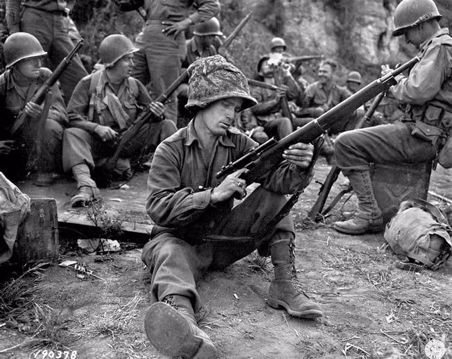 Springfield M1903 có tốc độ bắn từ 10 đến 15 viên mỗi phút và hộp tiếp đạn của súng nằm bên trong có sức chứa 5 viên trong. Tầm bắn hiệu quả của nó là khoảng 400 mét, trong khi tầm bắn tối đa là 1.500 mét. Nguồn ảnh: Warhistory.