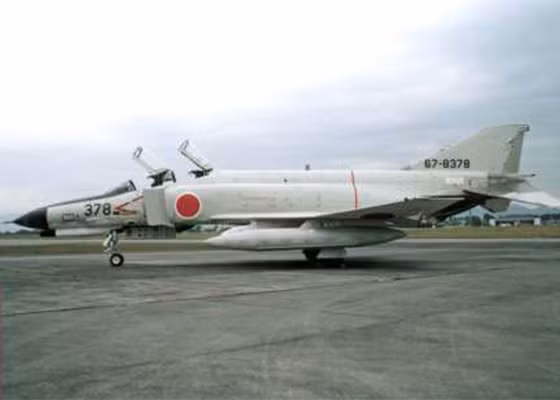 JASDF cũng là một trong số ít quốc gia còn sử dụng máy bay chiến đấu F-4 Phantom II, loại chiến đấu cơ chủ lực, mà Mỹ sử dụng trong chiến tranh Việt Nam. Tuy nhiên những chiếc F-4EJ, đều được chế tạo ở Nhật Bản vào đầu thập niên 1980 và hiện là những máy bay hoạt động ở tuyến sau. 