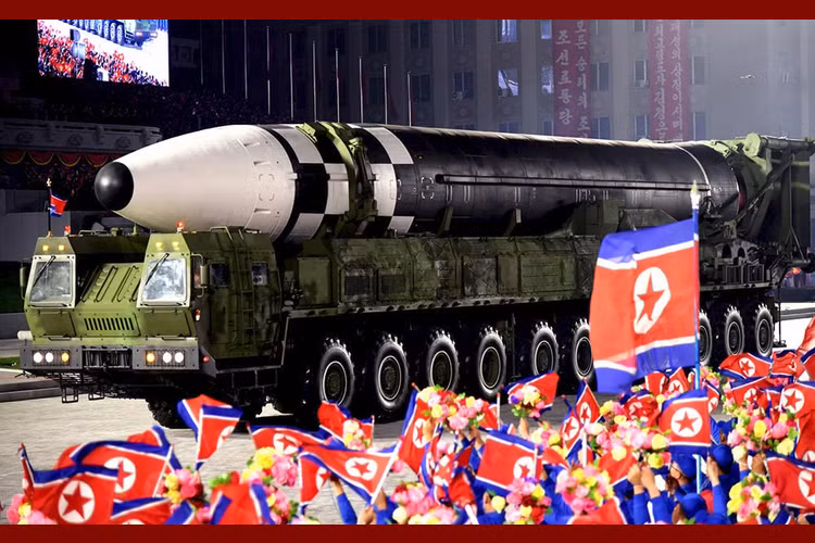 Đặc biệt, tên lửa Hwasong-16 không thể di chuyển đi xa, mà chỉ có thể dựa vào những đường quốc lộ có sẵn; như vậy các hệ thống trinh sát của Mỹ, Hàn Quốc và Nhật Bản có thể phán đoán được các trận địa phóng, hoặc hầm cất dấu của loại tên lửa "quái vật" này.