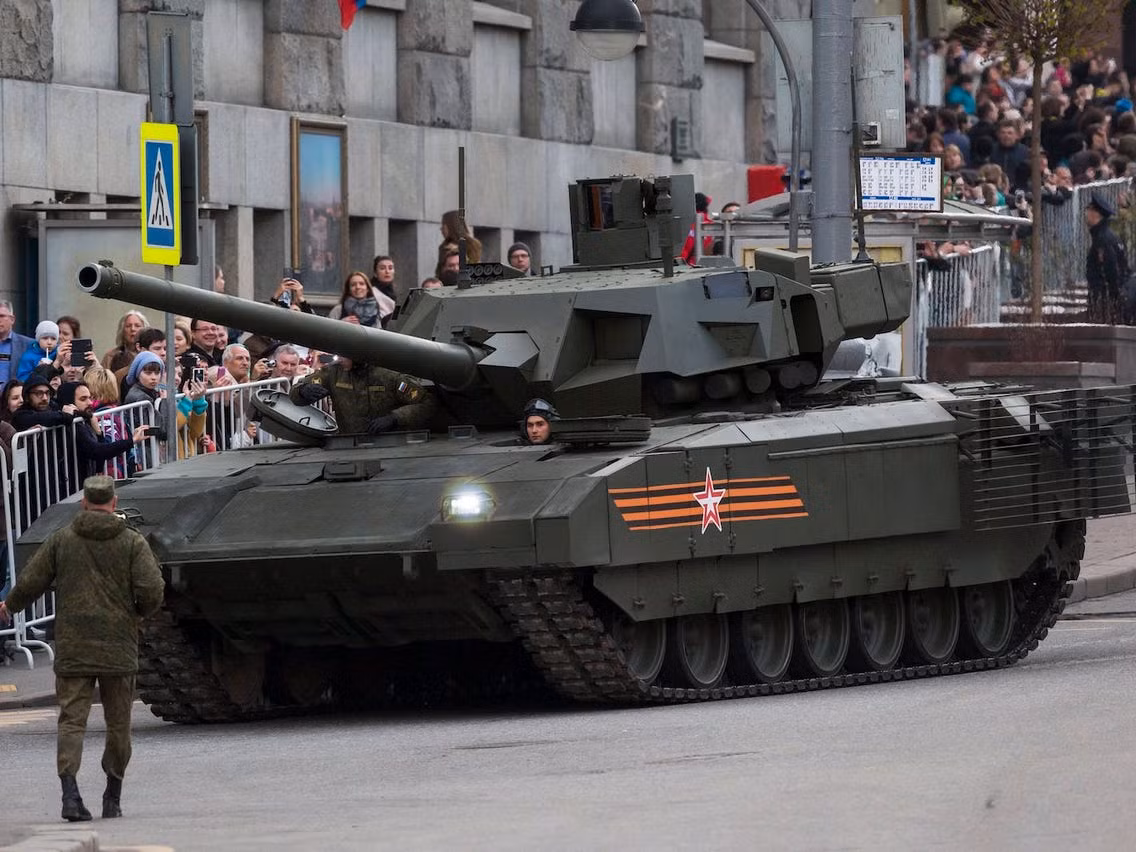 Là loại xe tăng hiện đại nhất của Nga hiện nay, T-14 Armata được trang bị giáp phản ứng nổ (ERA) tiên tiến nhất; tháp pháo hoàn toàn tự động, không cần người điều khiển bên trong. Pháo chính có thể phóng tên lửa có điều khiển, dẫn đường bằng laser.