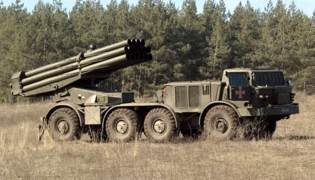 Hệ thống tên lửa phóng loạt MLRS được đặt trên khung gầm của xe tải KrAZ-7634 8 × 8. Ca-bin của người lái được gắn ở phần phía trước bên trái của khung xe. Nằm phía sau cabin lái, cabin phóng có hệ thống cùng thiết bị chuẩn bị phóng và bắn.
