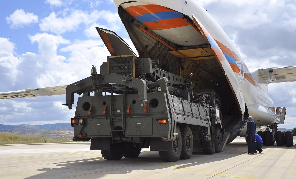 Ví dụ gần đây là việc Nga cung cấp hệ thống phòng không S-400 cho Thổ Nhĩ Kỳ, người Mỹ có lý của họ, khi dừng cung cấp máy bay chiến đấu tàng hình F-35 cho Thổ Nhĩ Kỳ; vì Mỹ lo sợ, sẽ bị hệ thống S-400 của Nga phát hiện những điểm yếu của F-35 và chuyển về cho Nga.