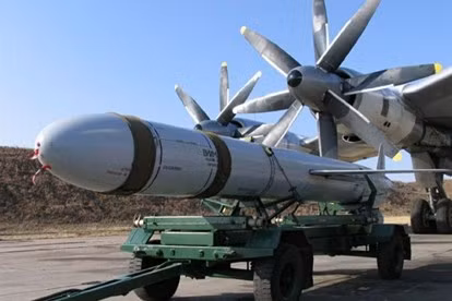 Tốp 3 chiếc máy bay Tu-95MS thử nghiệm, đã cất cánh từ sân bay Engels ở miền Nam nước Nga, phóng tên lửa hành trình Kh-101, bay qua không phận của Iran và Iraq, phá hủy rất nhiều sở chỉ huy, xe thiết giáp và cơ sở sản xuất vũ khí của IS, ở khu vực ngoại ô các thành phố Idlib và Homs của Syria.