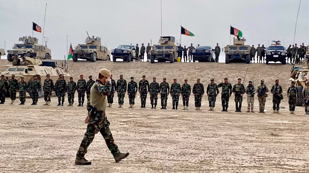Quân đội Afghanistan đã “vỡ trận” nhanh chóng, tháo chạy và đầu hàng hàng loạt; gần như toàn bộ vũ khí trang bị của họ đã bị lực lượng Taliban thu giữ. Như vậy chỉ một thời gian ngắn ngủi, với nguồn vũ khí từ Quân đội Afghanistan, đã đưa Taliban trở thành lực lượng nổi dậy, được trang bị vũ khí tốt nhất.