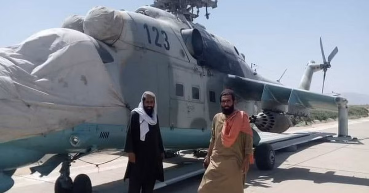 Về không quân, quân đội Afghanistan sử dụng trực thăng Bell UH-1, Sikorsky UH-60, MD500 Defender; một chục máy bay chiến đấu Cessna 208 và tổng cộng hàng chục máy bay vận tải quân sự, bao gồm một chiếc Boeing 727, C-130 Hercules, và Cessna 208.