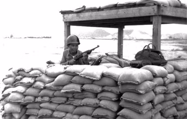 Căn cứ thứ ba là Ubon, trước năm 1972, sân bay Ubon đã 6 lần bị đặc công Việt Nam gài mìn phá hủy nên địch tăng cường bảo vệ an ninh. Trong thời gian này, để đột nhập vào sân bay như những trận đánh trước đây, đối với lực lượng đặc công của ta là rất khó khăn. Và đặc công ta sử dụng cách đánh tập kích hỏa lực.