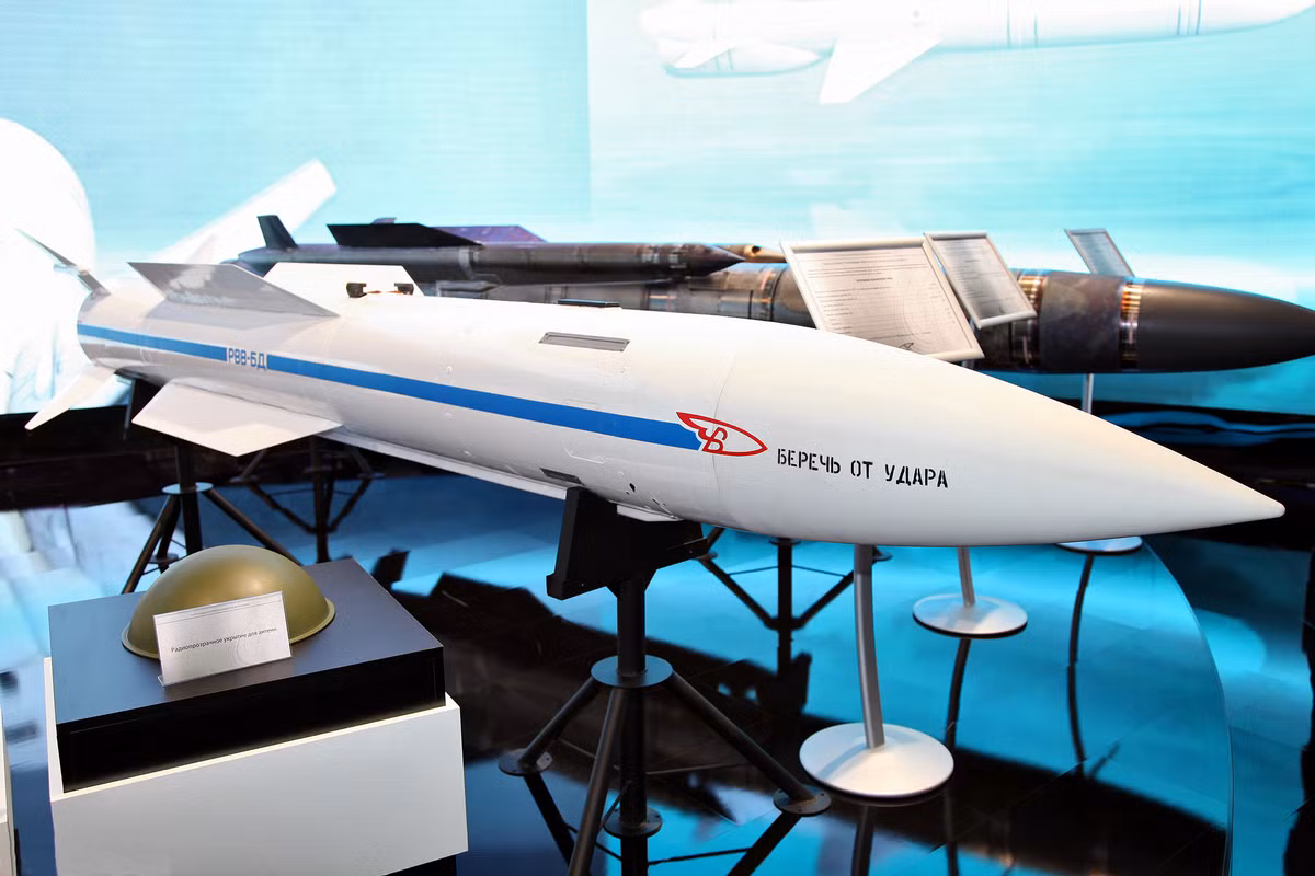 Các hợp đồng mua Su-35 bao gồm mua cả , R-73 và cả tên lửa R-37M; trong đó tên lửa R-37M có tầm bắn đến 300km, tốc độ siêu thanh, dẫn đường bằng phương pháp hỗn hợp. Một chiếc Su-35 có thể mang đến 14 tên lửa các loại, trong đó có tên lửa R-37M.