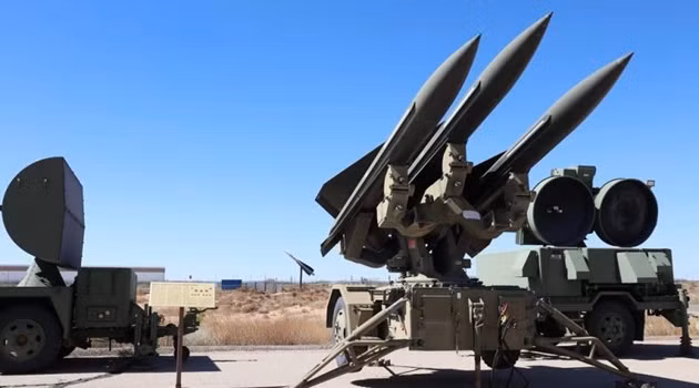 Tuy nhiên những máy bay của Syria có khả năng bay trên độ cao tối đa của hệ thống phòng không Hawk; nhưng nếu bay như vậy, sẽ làm giảm đáng kể độ chính xác các cuộc tấn công mặt đất của họ, khi các loại chiến đấu này không có các cảm biến hiện đại quan sát mặt đất và vũ khí dẫn đường chính xác. 