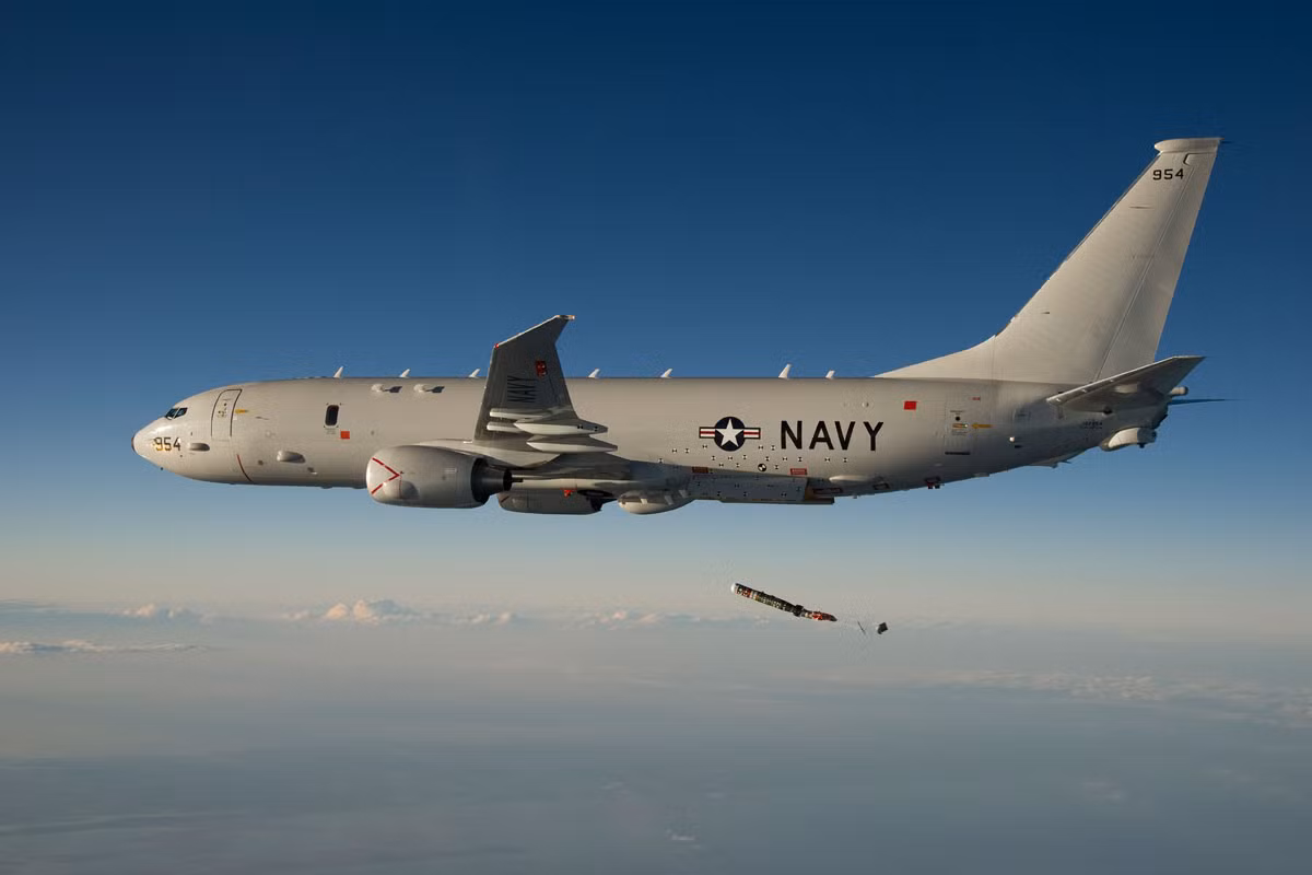 Vai trò của máy bay P-8 Poseidon như một máy bay giám sát công nghệ cao, với các cảm biến, phao thủy âm và vũ khí tiên tiến; P-8 được coi như một phần của chiến lược ngăn chặn, chống lại việc đòi hỏi vô lý của Trung Quốc trên khu vực Biển Đông và đảm bảo tự do hàng hải.