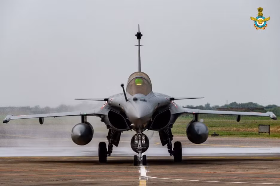 Chiến đấu cơ Rafale được trang bị radar và vũ khí tiên tiến, có khả năng thực hiện các nhiệm vụ chế áp, đánh chặn, trinh sát đường không, hỗ trợ đường không, tấn công vào chiều sâu lãnh thổ đối phương, chống hạm và răn đe hạt nhân.