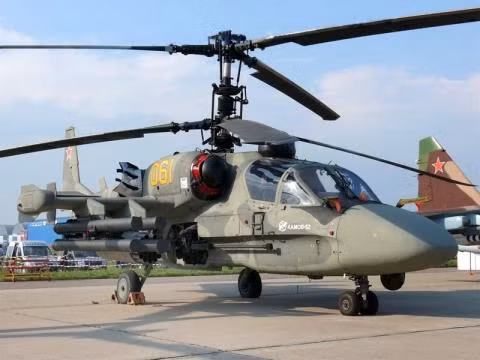 Do đó, trực thăng Nga trang bị ATGM Hermes-A có ưu thế hơn Apache của Mỹ, khi trực thăng Mỹ chỉ trang bị tên lửa AGM-114 Hellfire với tầm bắn tối đa 11 km; tầm bắn mà các nhà thiết kế Mỹ cho là “an toàn hợp lý”.