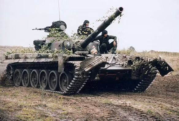 Lực lượng xe tăng chủ lực của Ba Lan bao gồm số T-72M1 nhập khẩu trực tiếp từ Liên Xô khi Ba Lan còn ở trong khối Warszawa, các biến thể T-72 nội địa và các phiên bản khác nhau của xe tăng Leopard 2 do Đức sản xuất.