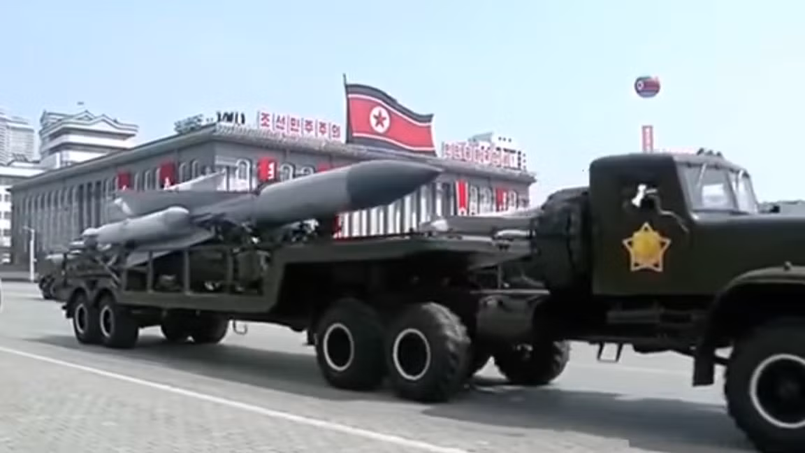 Vào giữa thập niên 1980, phòng không Triều Tiên được Liên Xô trang bị cho hệ thống tên lửa phòng không S-200, có khả năng đánh chặn tốt hơn nhiều so với tên lửa S-75; S-200 có phạm vi tác chiến gấp 4 lần của S-75 và có thể tấn công mục tiêu ở độ cao cực lớn.