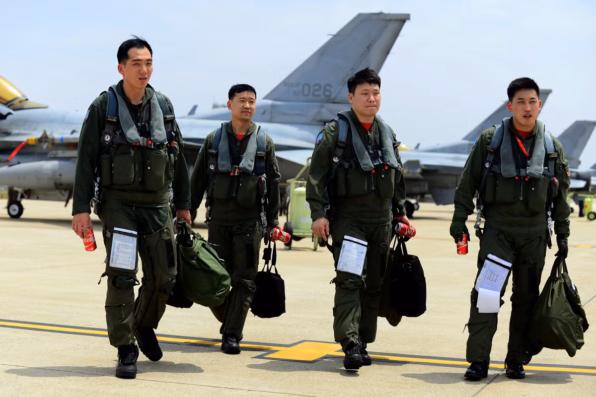 Bên cạnh đó, phi công chiến đấu của Hàn Quốc được huấn luyện tốt hơn phi công chiến đấu Triều Tiên; đó cũng là một lợi thế tăng thêm của F-16. Tuy nhiên sự bất lợi về công nghệ, lại là lý do để Triều Tiên đầu tư mạnh vào lĩnh vực "phi đối xứng", nhằm đấu lại các phương tiện trên không của Hàn Quốc.
