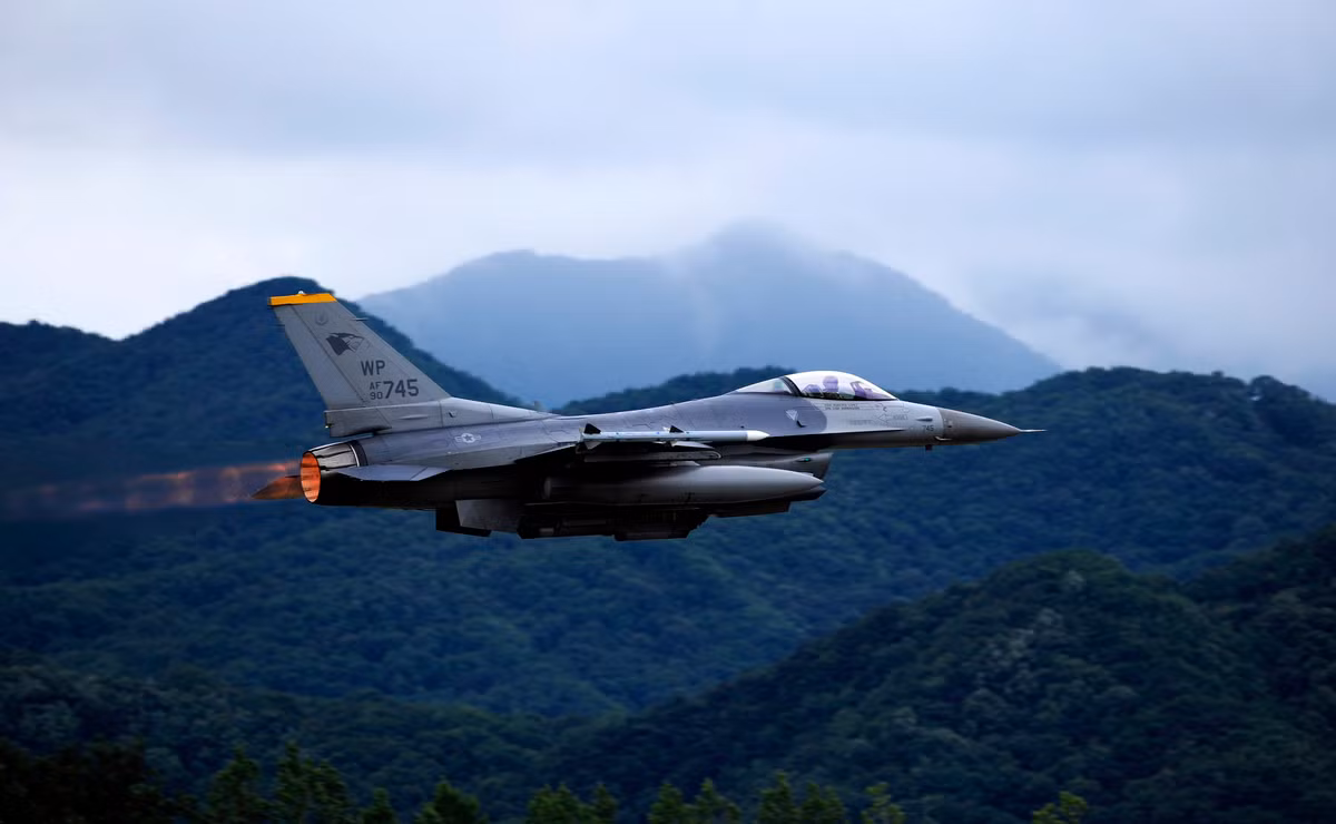 Mặc dù lợi thế của F-16 không áp đảo so với MiG-23, nhưng F-16 của Hàn Quốc có khả năng chiếm ưu thế so với MiG-23 của Triều Tiên, do số F-16 của Hàn Quốc được thường xuyên nâng cấp; đồng thời trong chiến đấu, F-16 của Hàn Quốc, được hỗ trợ tốt hơn từ các phương tiện như máy bay cảnh báo sớm và các radar công suất lớn.