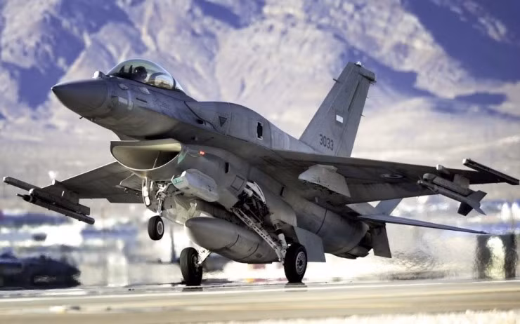 Lực quá tải tối đa (G) của MiG-23 là 5,5 so với F-16 là 9, lý do là khung thân của F-16 có cấu tạo vững chắc hơn; cùng với phần mềm điều khiển bay, cho phép F-16 có những pha cơ động "cực đoan", mà phi công không phải có trình độ quá cao.