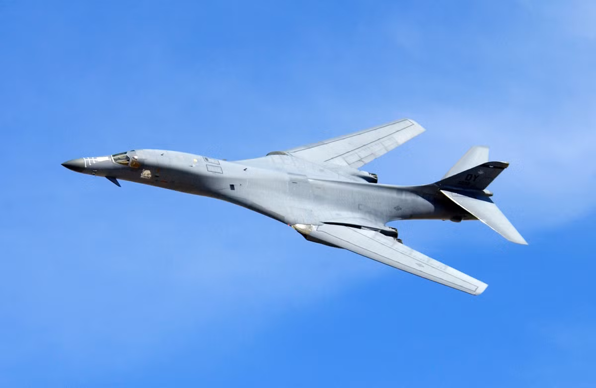 Dự án B-1 Lancer đã bị hủy bỏ vào cuối những năm 1970, nhưng được hồi sinh vài năm sau đó; hiện nay, B-1B vẫn là loại máy bay ném bom quan trọng của Lực lượng Không quân Mỹ, ngay cả khi đã có những lời kêu gọi loại biên loại máy bay này.