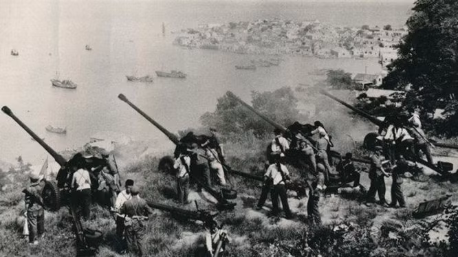 Tháng 8/1954, Quân ủy Trung ương Trung Quốc chỉ thị cho Quân khu Hoa Đông, ra mệnh lệnh chuẩn bị tác chiến với quân đội Quốc dân đảng cho binh sĩ tham chiến, đồng thời phê chuẩn thành lập Sở chỉ huy tiền phương Chiết Đông, do Trương Ái Bình làm Tư lệnh kiêm Chính ủy. Ảnh: Trận địa pháo của quân đội Trung Quốc trong sự kiện Pháo kích Kim Môn.