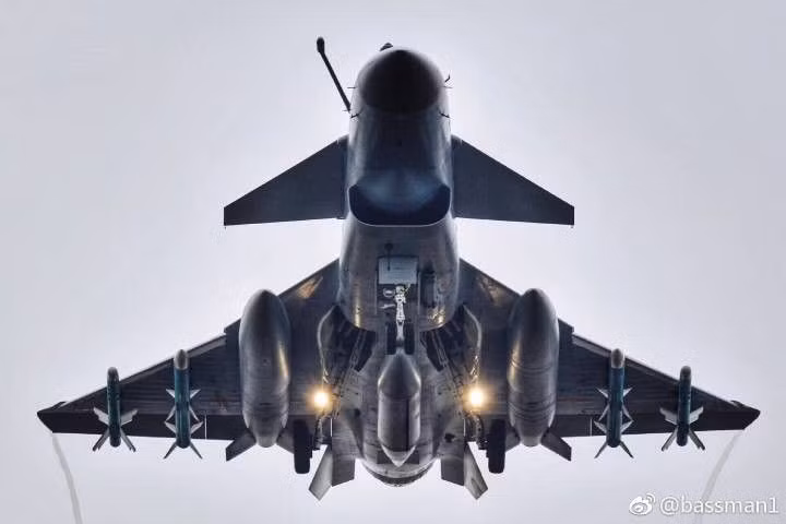 Tiêm kích hạng nhẹ một động cơ J-10 chính thức được đưa vào biên chế quân đội Trung Quốc từ năm 2004 và cho tới nay, đã có hơn 500 chiếc được chế tạo tham gia lực lượng Không quân và Không quân Hải quân Trung Quốc. Ảnh: Cận cảnh J-10B trang bị đầu đủ vũ khí. Nguồn ảnh: QQ.