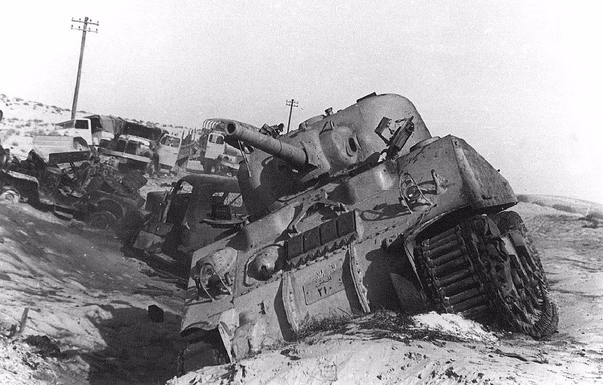 Cùng lúc đó, lính dù Israel đổ bộ trên con đèo chiến lược Mitla qua vùng núi Sinai. Những lính dù khác, do Đại tá Ariel Sharon chỉ huy, đã vượt qua sa mạc, để thực hiện chia cắt chiến dịch, bằng xe tăng và bộ binh. Mặc dù có xảy ra một số trận giao tranh ác liệt, nhưng Israel đã dễ dàng kiểm soát bán đảo Sinai trong vòng vài ngày.