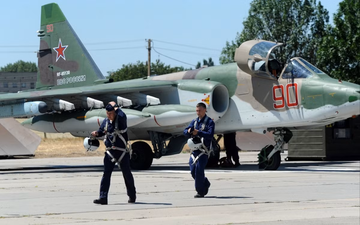 Đầu mũi dưới của Su-25 có một thiết bị chỉ định mục tiêu laser, để dẫn đường cho tên lửa như Kh-25ML và Kh-29 sử dụng ở chiến trường Afghanistan để đánh phá các hang động kiên cố của lực lượng thánh chiến Mujahideen; có thể tấn công các mục tiêu cách xa đến 8km.