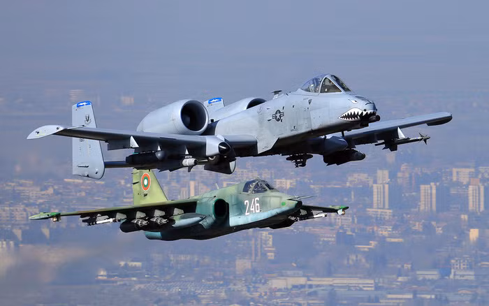 Mặc dù có những điểm tương đồng với A-10, nhưng Su-25 nhỏ hơn và nhẹ hơn, đồng thời có tốc độ tối đa nhanh hơn 50% so với máy bay cường kích A-10. Tuy nhiên Su-25 có tầm bay và thời gian bay ngắn hơn, chỉ có thể mang tải trọng tối đa 4.000 kg vũ khí, trong khi A-10 mang được 8.000 kg vũ khí.