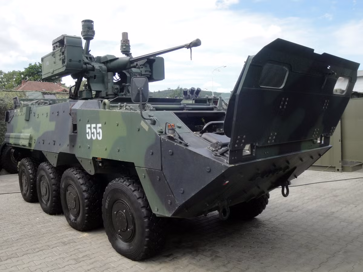 Mẫu thứ hai sử dụng thân xe bọc thép bánh lốp Pande II 8X8 do công ty Steyr Daimler Puhe của Áo sản xuất. So với khung gầm bánh xích, xe tăng Sabra với khung gầm bánh lốp Pande II nhẹ hơn nhiều, chỉ 30 tấn so với 46 tấn của phiên bản bánh xích, rẻ hơn và dễ bảo trì hơn.