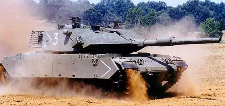 Theo đánh giá của các chuyên gia quân sự Israel, hiệu suất của xe tăng hạng nhẹ Sabra thực sự đáng nể. Khung gầm ASCOD hai động cơ công suất 600 và 720 mã lực, với trọng lượng 44,5 tấn; ngay cả khi sử dụng phiên bản 720 mã lực, thì tỷ số công suất trên trọng lượng chỉ là 16,2 mã lực/tấn.